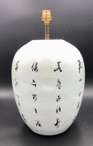 null Chine, début XXe siècle,

Pot à gingembre monté en lampe représentant des divinités...