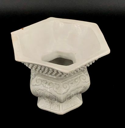 null Chine, XXe siècle,

Vase zhadou sur piédouche en porcelaine émaillée crème à...