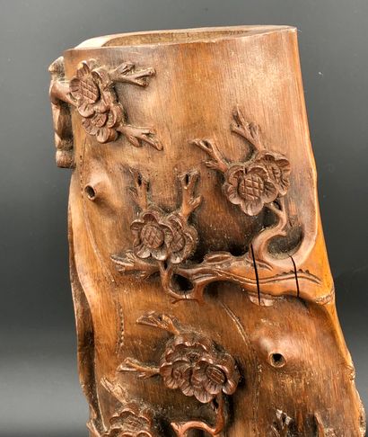 null Chine XXe siècle,

Important vase en bambou sculpté de fleurs de prunus.

H....