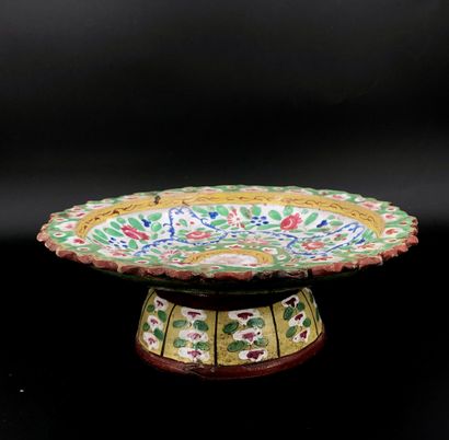 null Thaïlande Bencharong, XVIIe siècle 

Coupe en porcelaine floriforme sur piédouche...