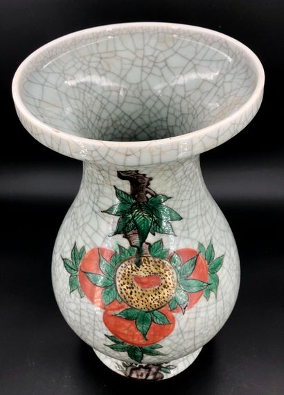 null Chine, vers 1900

Grand vase balustre à col évasé en porcelaine émaillée céladon...