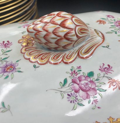 null PARTIE D’UN SERVICE DE TABLE EN PORCELAINE DE LIMOGES PROVENANT DE LA MAISON...