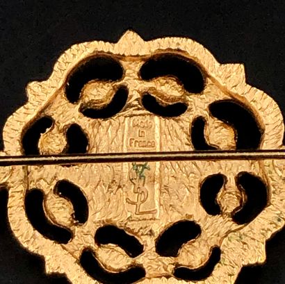 null Yves Saint Laurent. Broche composée de trois motifs mauresques ou rosaces en...