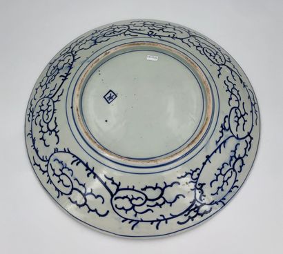 null Important plat en porcelaine bleu blanc, à décor de trois médaillons ornés de...