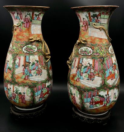 null Paire de grands vases balustres en porcelaine polychrome de CANTON à décor de...