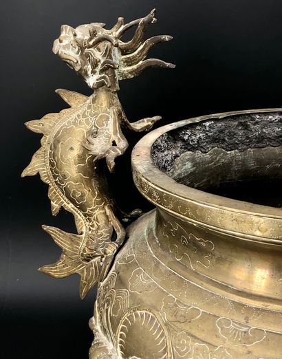 null Indochine XXe siècle,

Important brûle encens en bronze doré à décor en relief...
