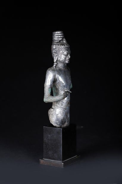 null Exceptionnelle et rare statuette de Boddhisatva Maitreya représentée vêtue d'un...