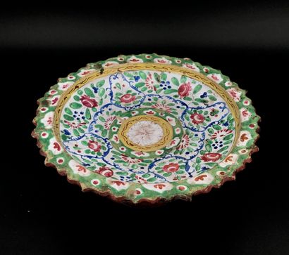 null Thaïlande Bencharong, XVIIe siècle 

Coupe en porcelaine floriforme sur piédouche...
