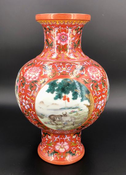 Chine, XXe siècle

Vase balustre à panse...