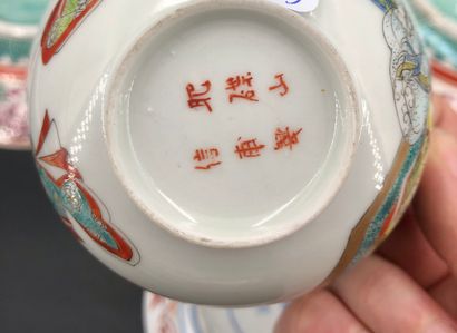 null Chine et Japon XXe siècle,

Ensemble en porcelaine comprenant une paire d’assiettes...