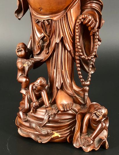 null Chine vers 1900,

Bouddhai en bois tenant le rosaire entouré de ses cinq enfants.

Accidents...