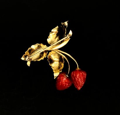 null Broche en or jaune 18K 750°/°° étranger formant branche de fraisier à 3 feuilles...