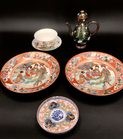 null Chine et Japon XXe siècle,

Ensemble en porcelaine comprenant une paire d’assiettes...