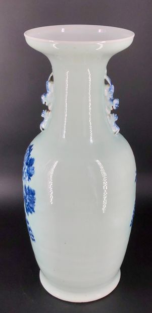 null Chine XIXe siècle,
Grand vase balustre en porcelaine céladon, à décor émaillé...