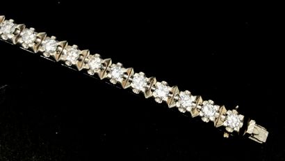 null Bracelet articulé en or gris 750 millièmes orné d'une ligne de vingt-sept diamants...