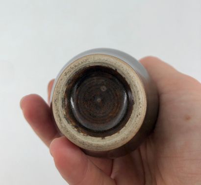 null Vase de maîtrise 
Email poussière de thé
Chine, XIXème siècle 
H. : 9,5 cm
