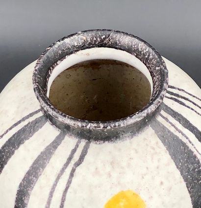 null RUSCHA
Grand vase en céramique émaillée à décor de bandes brunes/manganèse et...