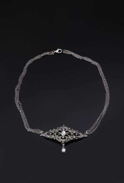 null Necklace in 14K white gold (585°/00) and platinum (above 800°/00) resulting...