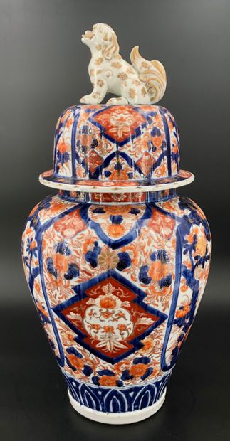 null Japan,

Covered imari porcelain vase, the lid's grip surmounted by a white and...