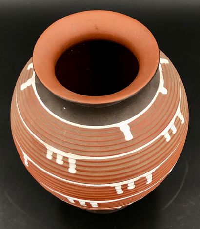 null ILKRA
Vase en céramique à décor de coulures dit "PALERMO"
N° de modèle "114/25"...