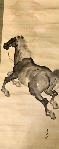 null Kakemono with ink on silk, representing a galloping horse. Signed and with artist's...