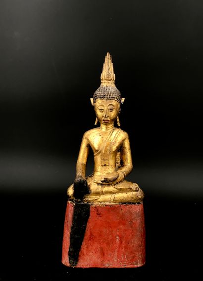 null Petit Bouddha en bois laqué or et rouge, assis en méditation, prenant la terre...