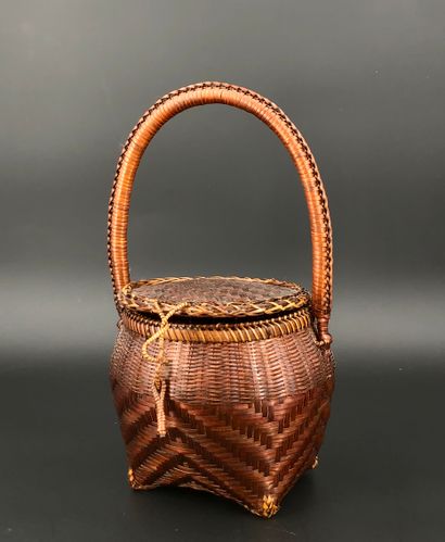 null Basket with handle and lid, made of woven bamboo.
Japan, 20th century.
Total...