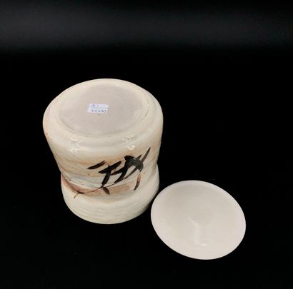 null Mizusashi with cover, a container for cold water in the tea ceremony, of cylindrical...