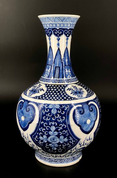 Chine, période Qing,
Vase bouteille en porcelaine...