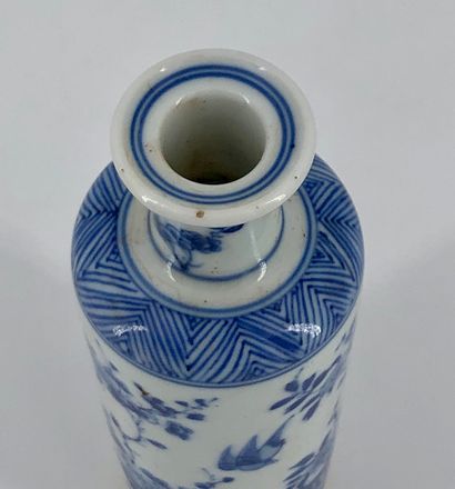 null Vase rouleau en porcelaine blanche à décor en bleu sous couverte de jardinières...