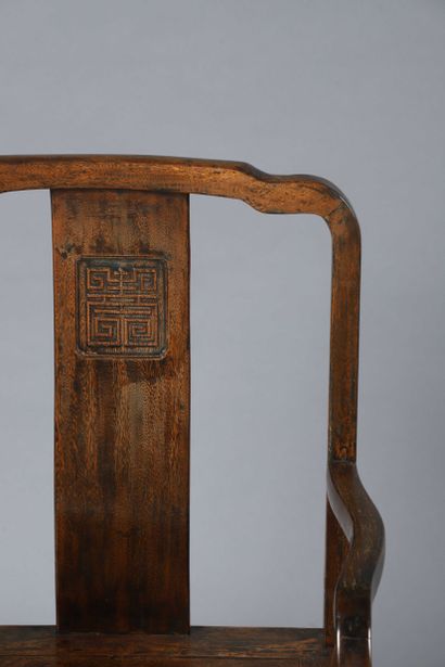 null Paire de fauteuils en bois exotique mouluré dit TIELIMU
CHINE, fin XIXème siècle...