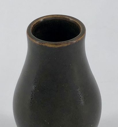 null Vase de maîtrise 
Email poussière de thé
Chine, XIXème siècle 
H. : 9,5 cm