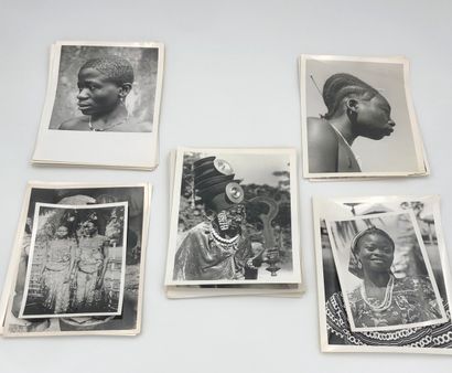 null Photographies, Afrique, Congo Belge, tribus, femmes. Circa 1940-57. Ensemble...