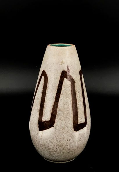 Vase ovoïde en céramique émaillée à décor...