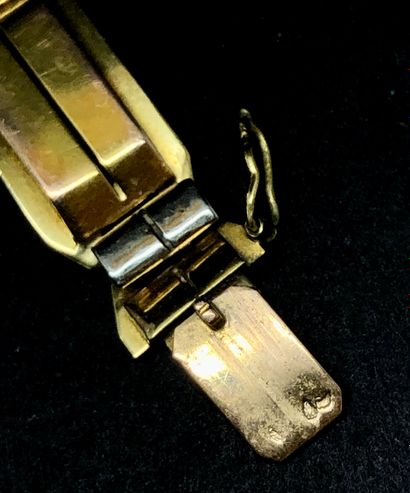 null Bracelet articulé en or jaune et gris 750 millièmes les maillons de forme géométrique.
Longueur...