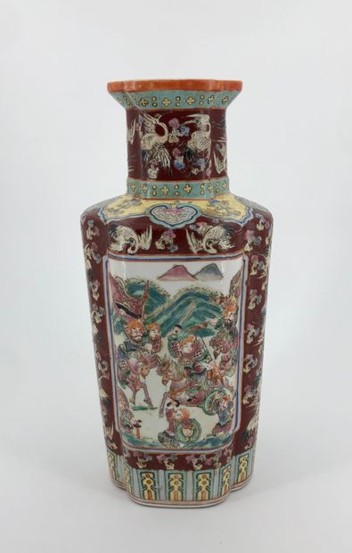 null Vase balustre quadrilobé en porcelaine et émaux de la famille rose, à décor...