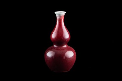null Vase coloquinte, en porcelaine émaillée sang de boeuf sur fond beige,
Chine,...
