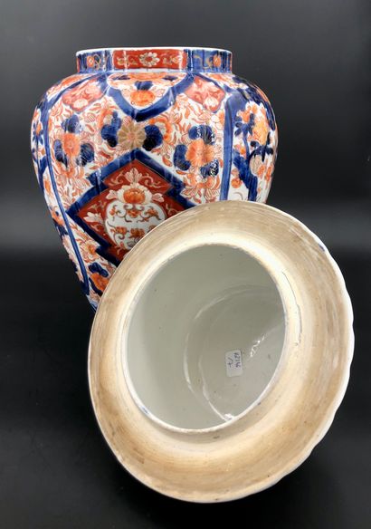 null Japan,

Covered imari porcelain vase, the lid's grip surmounted by a white and...