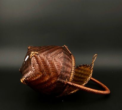 null Basket with handle and lid, made of woven bamboo.
Japan, 20th century.
Total...