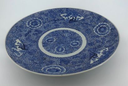 null Large blue and white porcelain dish, decorated with three medallions decorated...