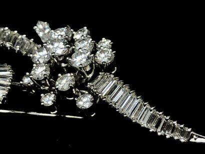 null Clip fleurs en platine 850 millièmes et or gris 750 millièmes orné de diamants...