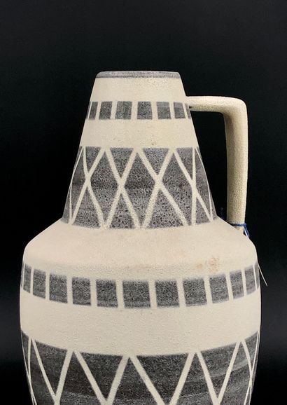 null ILKRA
Lot comprenant un pot ou vase de forme archaÏsante en céramique à décor...