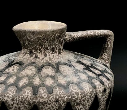 null JOPEKO, vers 1960
Pot ou pichet de forme archaïsante en céramique à décor "fat...