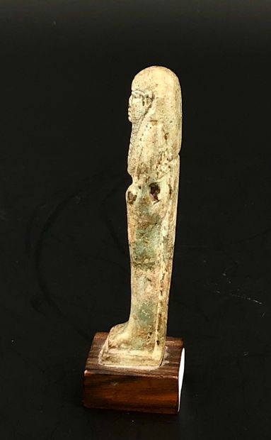 null Oushebti
En faïence siliceuse vert pâle.
Anépigraphe.
Égypte, Basse-Epoque (664-332...