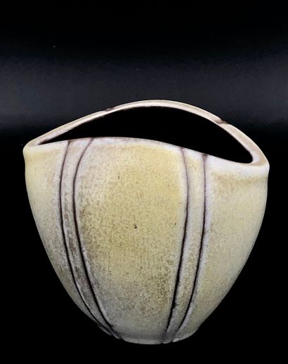 null FRIEDEGART GLATZLE Attributed to
Small yellow ceramic vase decorated with parallel...