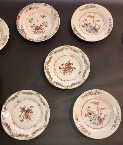 null Lot de neuf assiettes en porcelaine et émaux de la famille rose, dont une paire,...