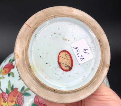 null Chine début XXe siècle, 

Pot couvert à gingembre en porcelaine émaillée céladon...
