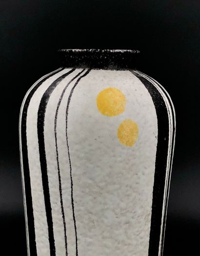 null RUSCHA
Grand vase en céramique émaillée à décor de bandes brunes/manganèse et...