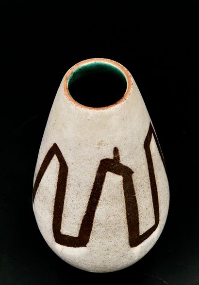 null Vase ovoïde en céramique émaillée à décor d'une frise brune géométrique;
n°...