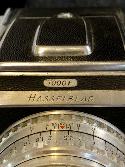 null Boîtier HASSELBLAD 1000 F avec objectif TESSAR 2.8 / 90mm (impuretés), avec...